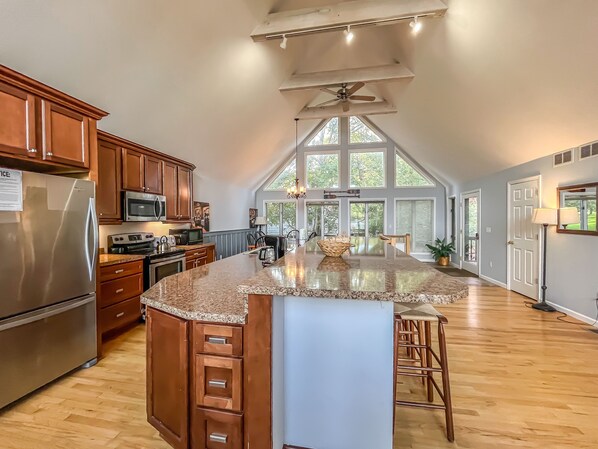 KĂŒhlschrank, Mikrowelle, Ofen, Herdplatte