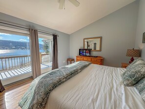 6 bedrooms, desk, WiFi, bed sheets