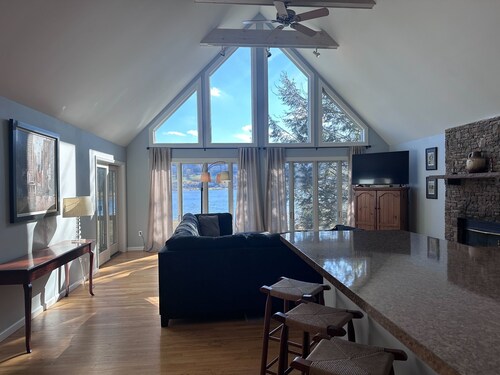 Lakefront with dock, pickleball, renovated, Fab!