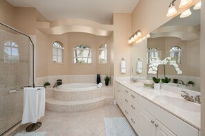 Shower, hair dryer, towels - Pool, Spa, Bicycles, Kayaks, Gulf Access: Surrounded by Water (Cape Coral)