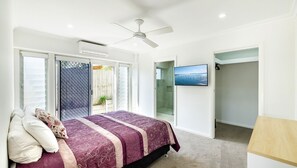 1 habitación, tabla de planchar con plancha y cuna de viaje 