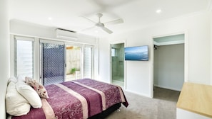 1 habitación, tabla de planchar con plancha y cuna de viaje