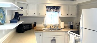 Recently renovated (2023), pet-friendly cottage a short walk to Dock Square and the beach