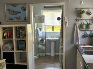Dusche, Haartrockner, Handtücher, Seife