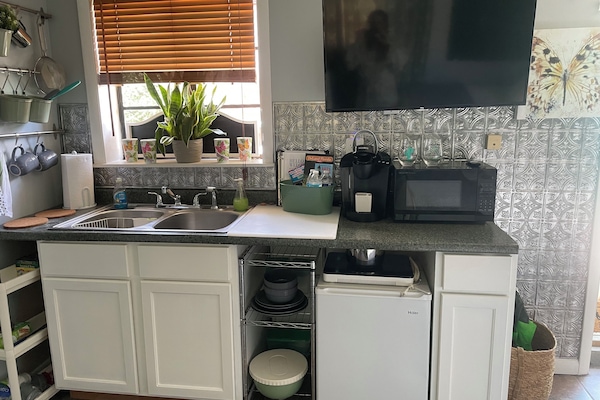 KĂŒhlschrank, Mikrowelle, Wasserkocher mit Kaffee-/Teezubehör