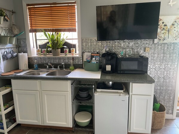 Refrigerador, microondas, cafetera y tetera y utensilios de cocina 