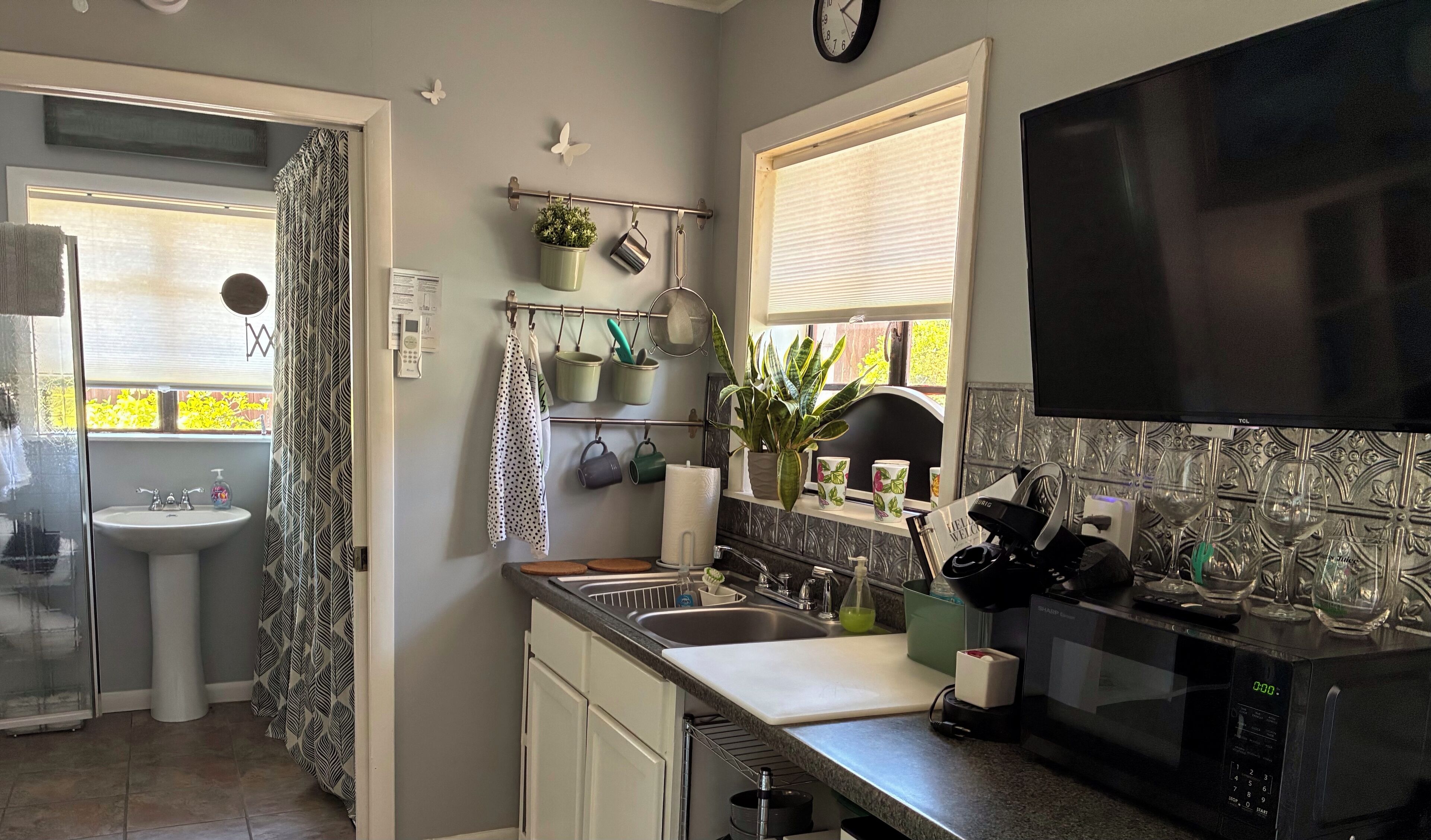 Een koelkast, een microgolfoven, een koffiezetapparaat/waterkoker