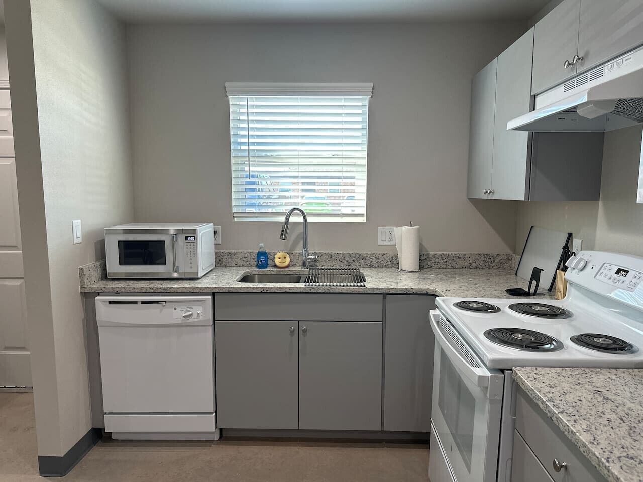 雪櫃、微波爐、焗爐、爐具