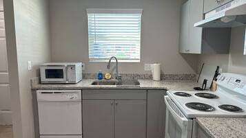 冰箱、微波炉、烤箱、炉灶