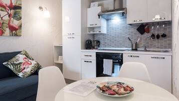 Réfrigérateur, four, cafetiÚre/bouilloire