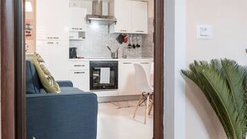 Kühlschrank, Ofen, Wasserkocher mit Kaffee-/Teezubehör