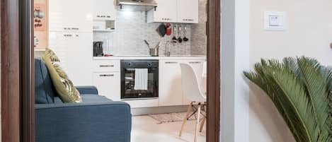 Fridge, oven, coffee/tea maker, cookware/dishes/utensils