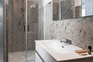 Shower, hair dryer, bidet - Resilience Tropical Apartment&Room (App. Flamingo) (Porto Sant'Elpidio)