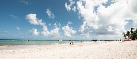 Accommodatie ligt op het strand, strandlakens