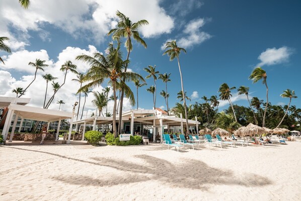 En la playa y toallas de playa 