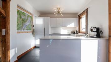 Een koelkast, een oven, een vaatwasser, een koffiezetapparaat/waterkoker