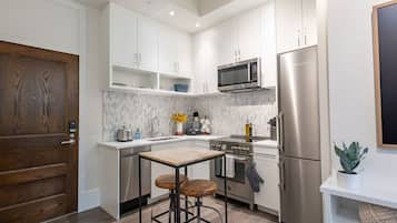 Refrigerador, microondas, horno, placa de cocina