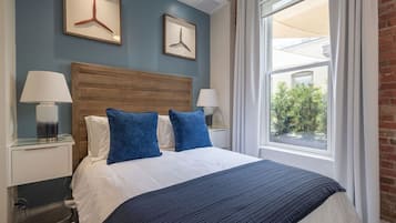 Tabla de planchar con plancha, wifi gratis y ropa de cama