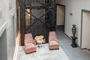 المنطقة المحيطة بالمنشأة