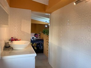Villa | Salle de bain | Douche, séchoir à cheveux, serviettes fournies