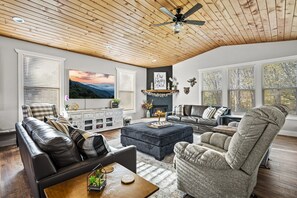 Smart-TV, Kamin, Stereoanlage