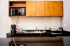 Geladeira, micro-ondas, cafeteira/chaleira