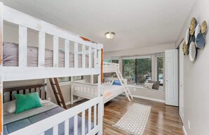 4 chambres, bureau, fer et planche à repasser, lit de bébé portatif