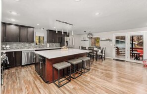 ثلاجة، ميكروويف، فرن، موقد طهي مسطح