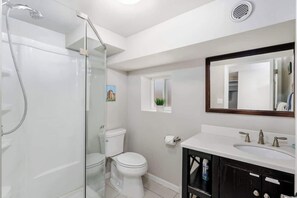 Douche, séchoir à cheveux, serviettes fournies, savon