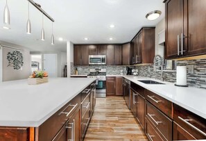 ثلاجة، ميكروويف، فرن، موقد طهي مسطح