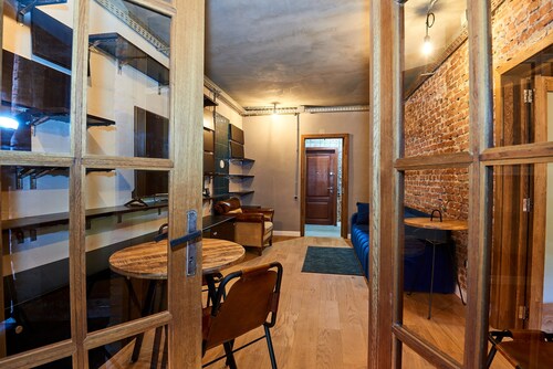 Wonderland Retreat: Netflix & Industrial Vibes