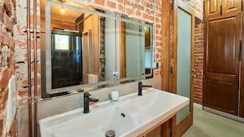 Douche, sĂšche-cheveux, bidet, serviettes fournies