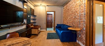 Wonderland Retreat: Netflix & Industrial Vibes