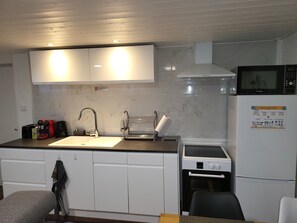 Kylskåp, mikrovågsugn, ugn och spishäll