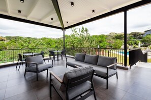 Outdoor dining - Umhlanga Ridge l Pool l Aircon (Umhlanga)