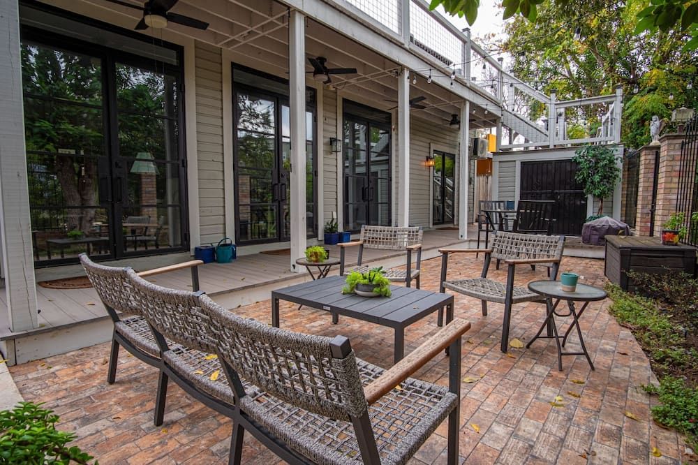 Exquisite Studio Guesthouse Near Downtown's Core!