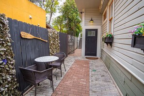 Outdoor dining - Exquisite Studio Guesthouse Near Downtown's Core! (San Antonio)