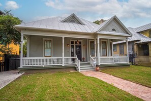 Exterior - Exquisite Studio Guesthouse Near Downtown's Core! (San Antonio)