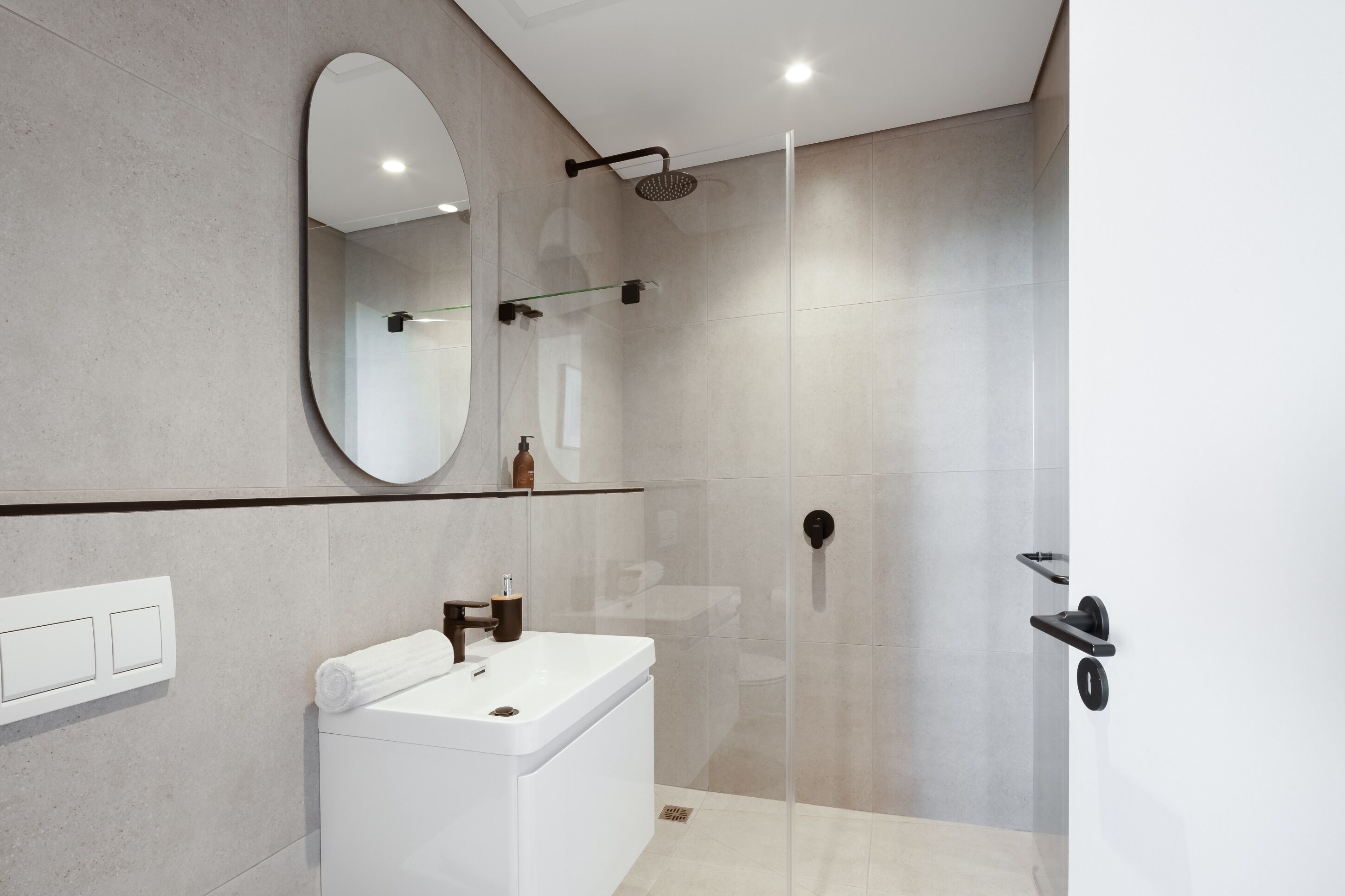 Regadera, secadora de cabello, toallas, jabón 