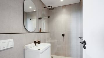 Regadera, secadora de cabello, toallas, jabón