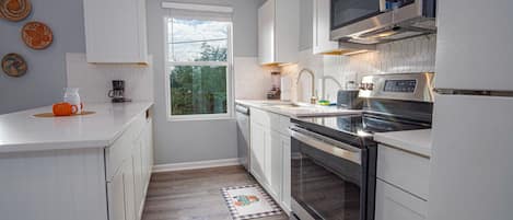 Casa (4 Bedrooms) | Cocina privada | Microondas, horno, licuadora y mesa de comedor