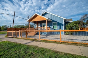 Exterior - Downtown Dream Home Spacious 4br/2ba Sleeps 12! (San Antonio)