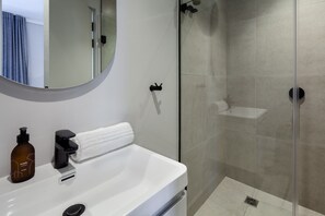 Dusche, Haartrockner, Handtücher, Seife