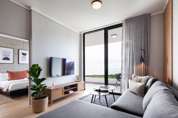 TV - Tyne Penthouse l 180 Degree Ocean Views l Inverter (Umhlanga)