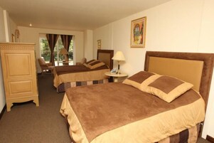 Cortinas blackout, tabla de planchar con plancha y wifi gratis 