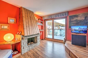 Family Apartment, Multiple Bedrooms, 2 Bathrooms (Terrazza Dei Principi Few Steps From) | Living area - Terrazza Dei Principi Few Steps From Ski (Sestriere)