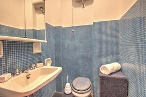 Family Apartment, 2 Bedrooms, 2 Bathrooms (Terrazza Dei Principi Few Steps From) | Bathroom | Shower, hair dryer, bidet, towels