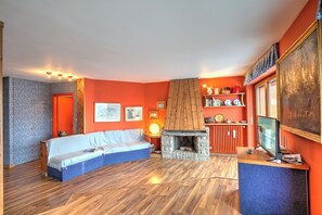 Appartement Familial, plusieurs chambres, 2 salles de bains (Terrazza Dei Principi Few Steps From) | Salle de séjour | Télévision à écran plat de 21 pouces avec chaînes par câble