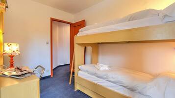 Appartamento familiare, camere multiple, 2 bagni (Terrazza Dei Principi Few Steps From) | 2 camere, Wi-Fi (a pagamento), lenzuola