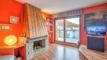 FamiljelÀgenhet - flera sovrum - 2 badrum (Terrazza Dei Principi Few Steps From) | Vardagsrum | 21-tums platt-tv med kabelkanaler